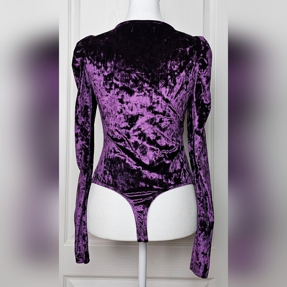 And Now This Womens Puff-Shoulder Crushed Velvet V-neck Thong Bodysuit PURPLE XS - Picture 2 of 8